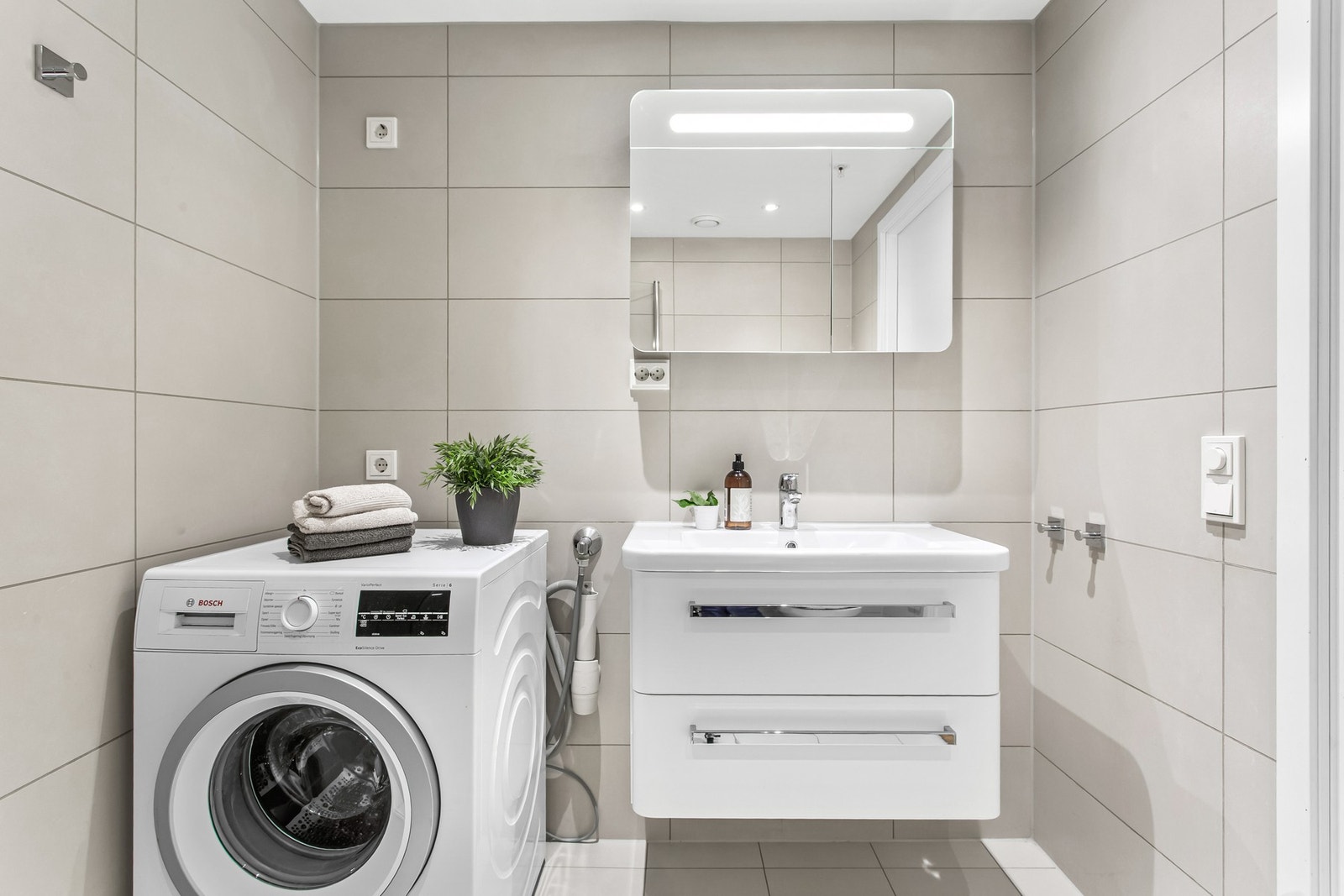 Det er varmekabler i gulv og rommet holder en god størrelse. Galleribilde