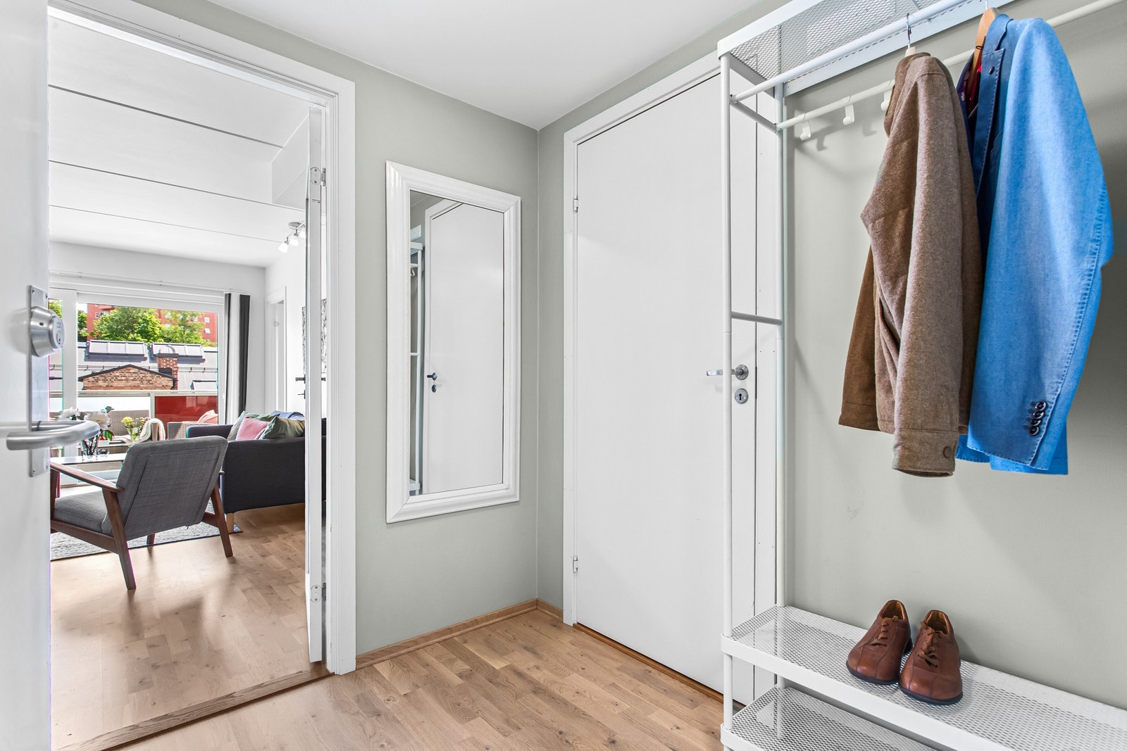 Rommet har tilgang på naturlig lys gjennom glassfeltet i døren mot stuen, som skaper en åpen følelse. Galleribilde