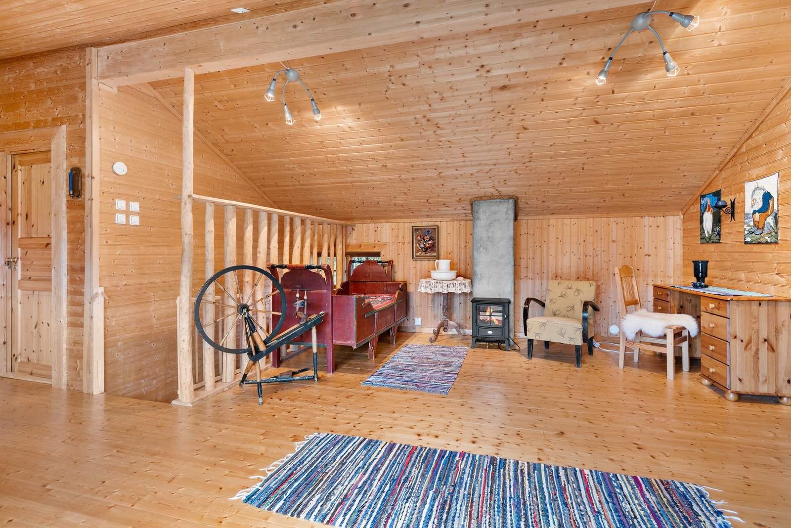 Romslig loftstue med rikelige bruksmuligheter for hele familien Galleribilde