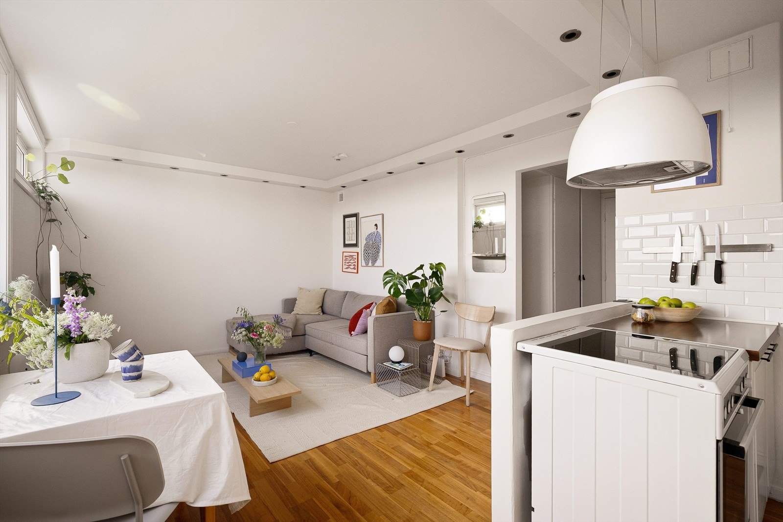 Planløsningen gir fine muligheter for både sofakrok, spiseplass og øvrig møblement. Galleribilde