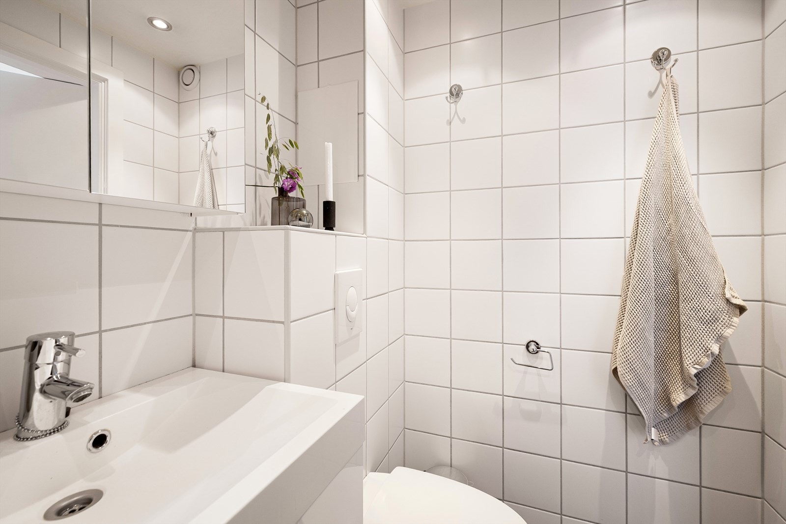 Innredningen består av vegghengt servantskap, speilskap, vegghengt toalett og dusjhjørne med innfellbare glassvegger. Det er også opplegg for vaskemaskin. Galleribilde