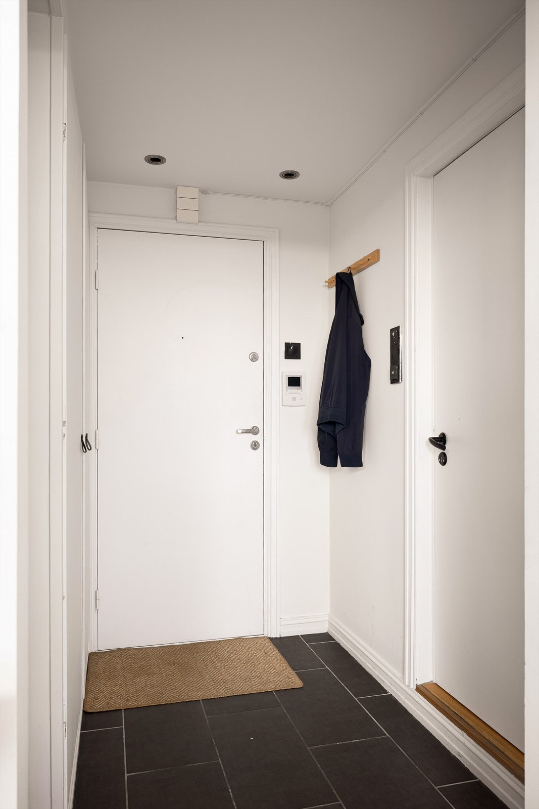 Leiligheten har adkomst via felles trappegang og heis opp til tiende etasje. Galleribilde