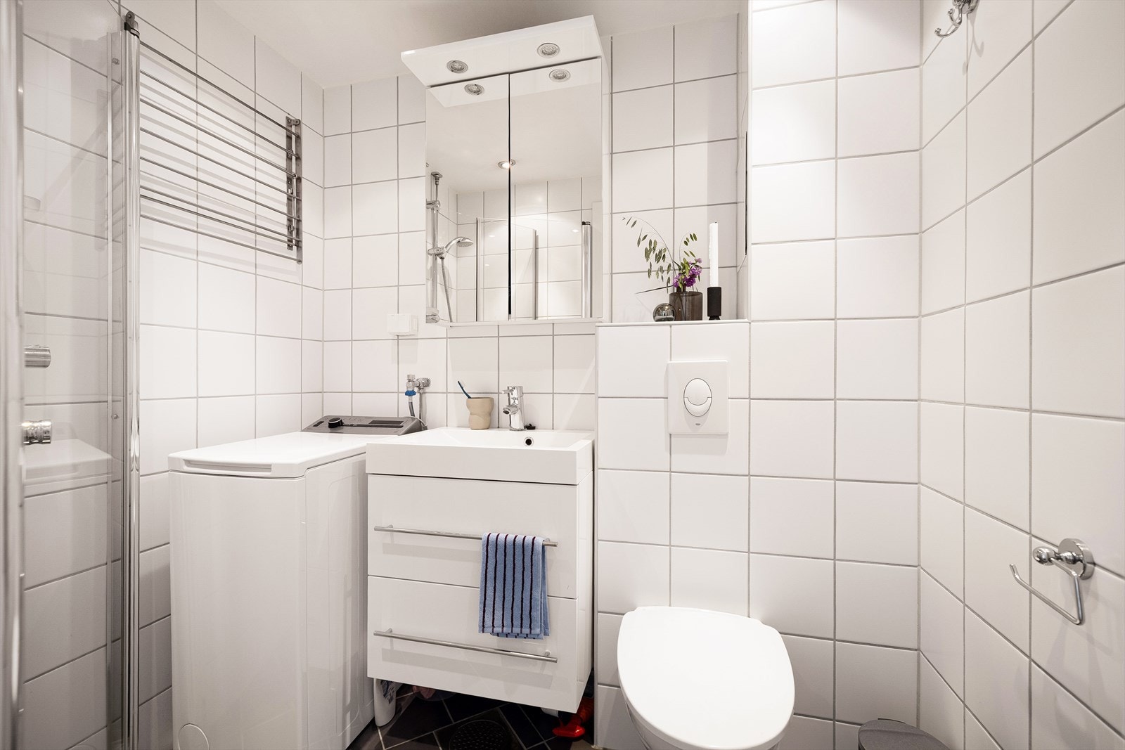 Leiligheten har et delikat, flislagt bad med behagelig gulvvarme og downlights. Galleribilde