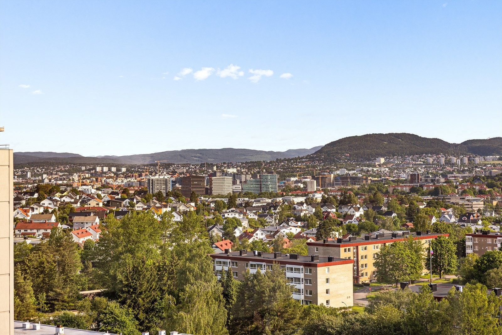 Lys og innbydende 1-roms utsiktsleilighet med smart planløsning og sovealkove. Beliggende i 10. etasje med heis og flott utsikt. Galleribilde