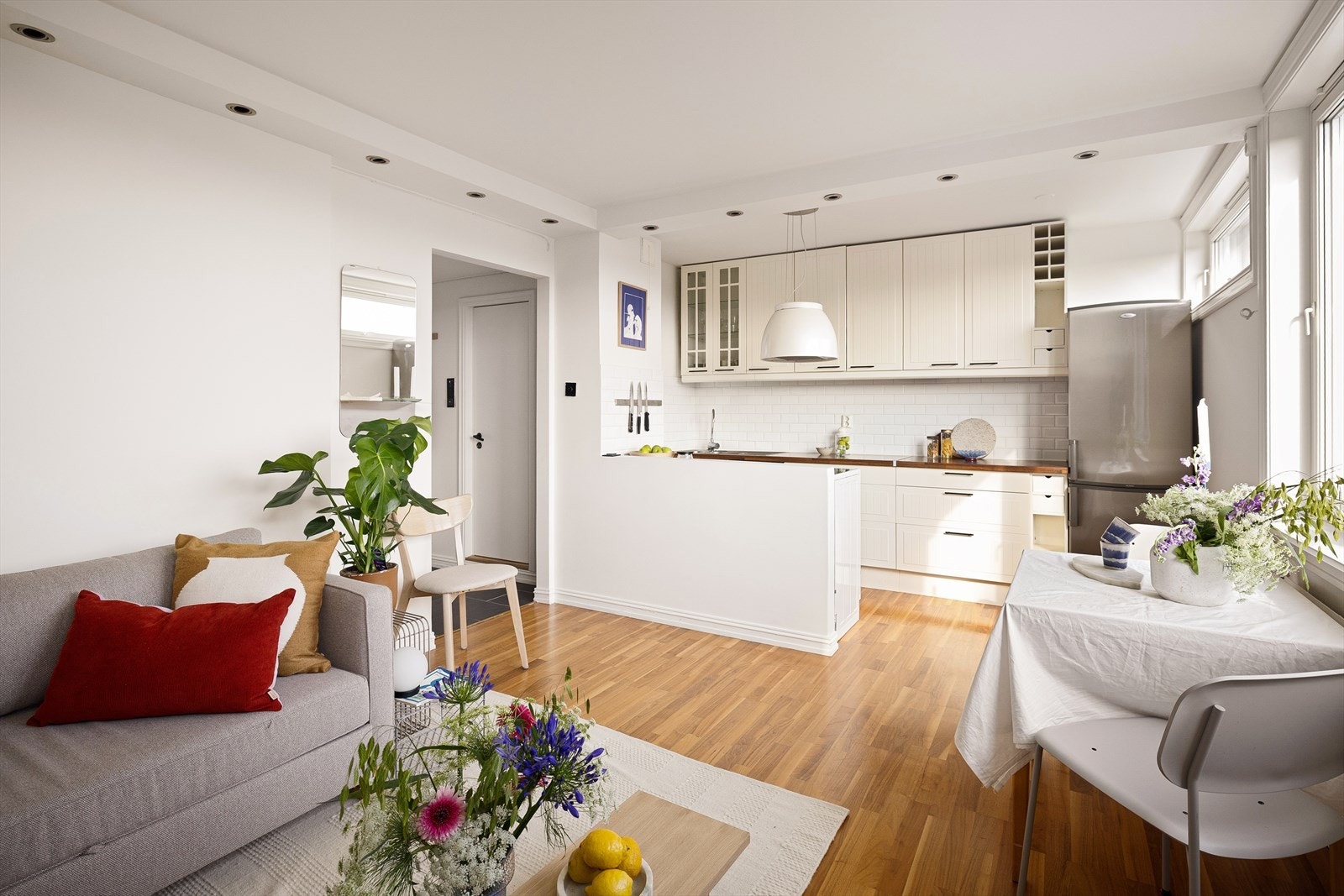 Romslig åpen stue/kjøkkenløsning. Galleribilde