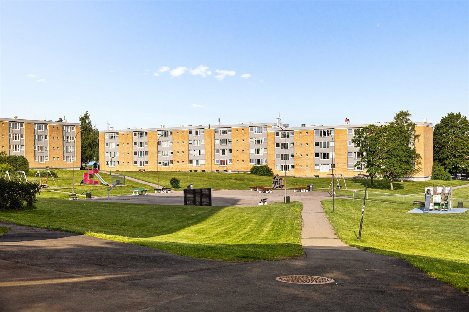 Leiligheten ligger i et veletablert borettsalg. Her bor du i grønne og flotte omgivelser. Galleribilde