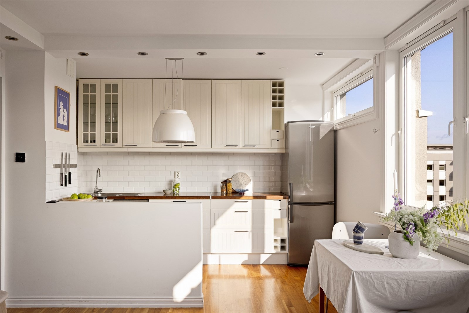 Kjøkkenet ligger i åpen løsning mot stuen og byr på godt med skap- og benkeplass. Galleribilde