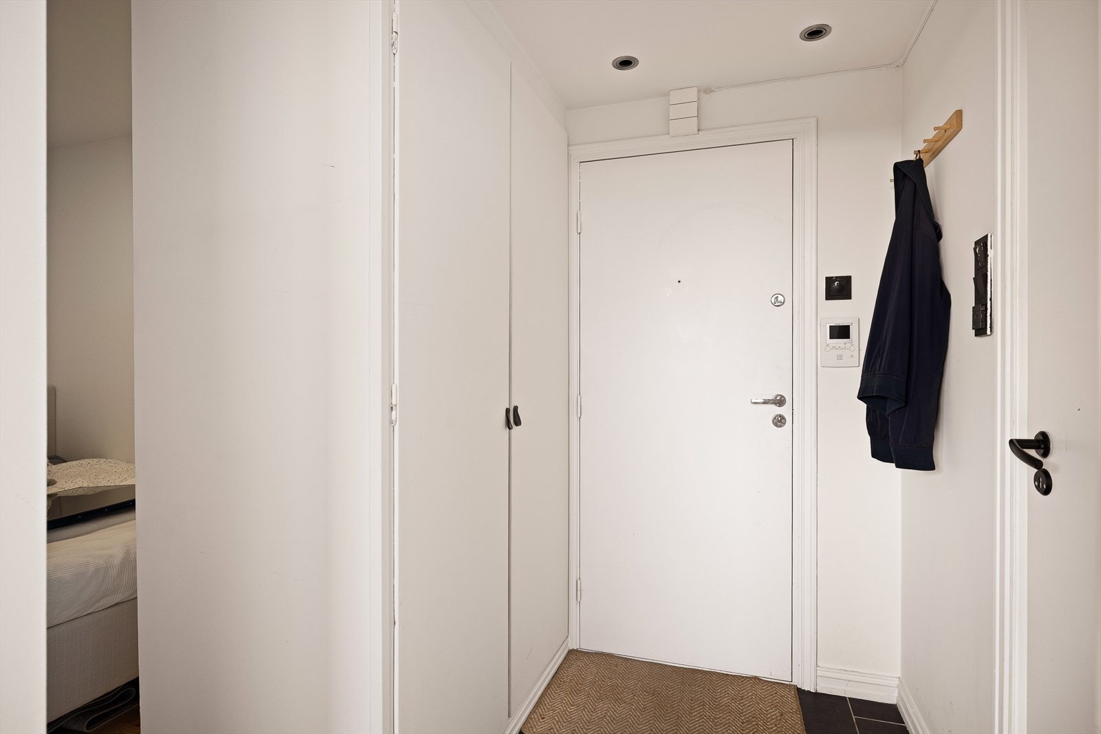 I entréen møtes du av et godt førsteinntrykk med plassbygd skap som holder sko og yttertøy ryddig og ute av syne. Galleribilde