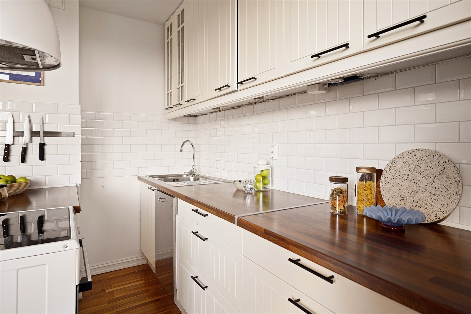 Det er nisjer for oppvaskmaskin, stekeovn og kjøleskap, samt ventilator med kullfilter over stekesonen. Galleribilde