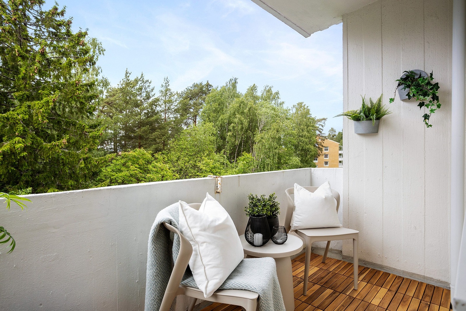 Stuen har utgang til mot nord- vestvendt balkong på ca. 4 m² Galleribilde