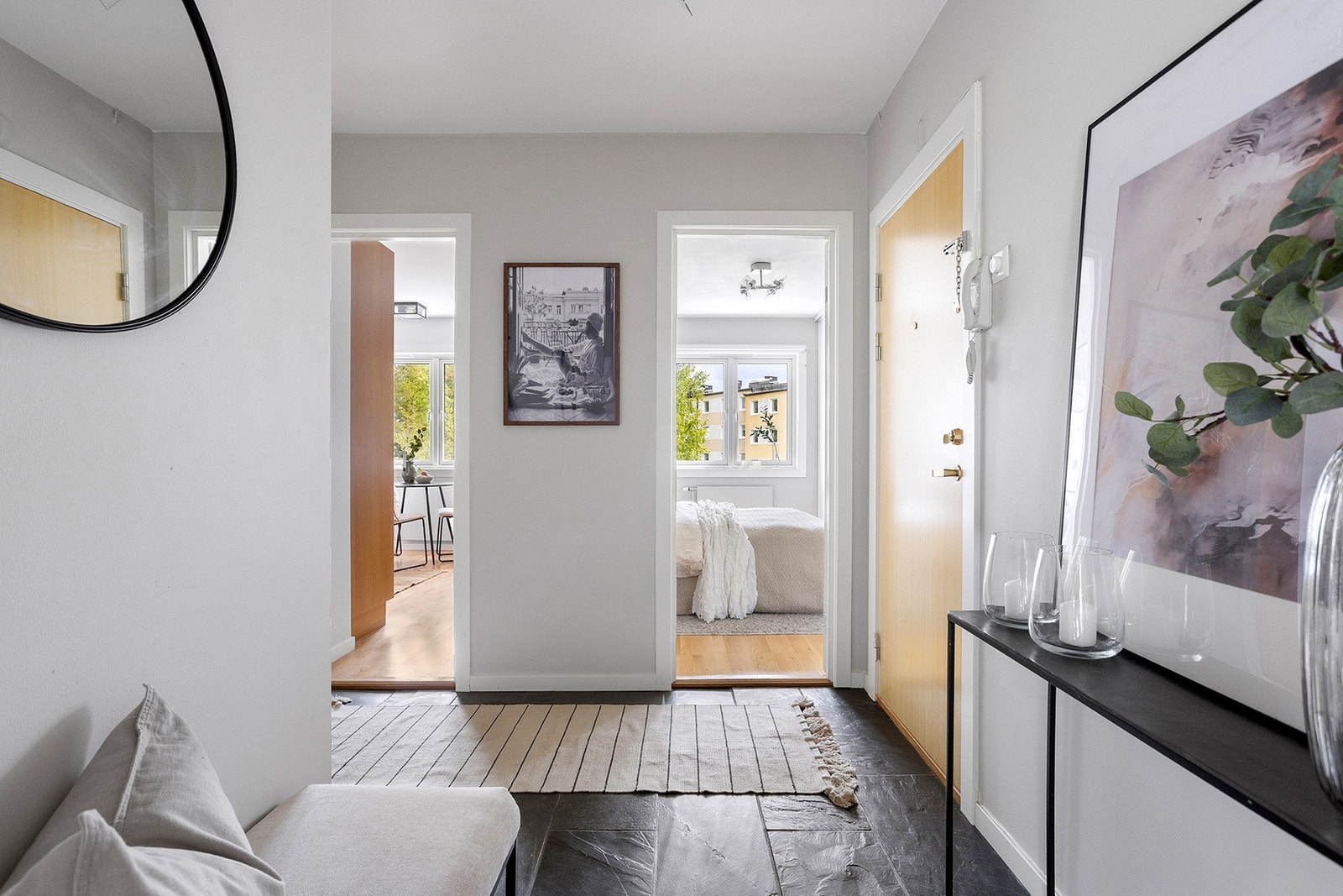 Flislagt entré med god plass til sko og oppheng Galleribilde