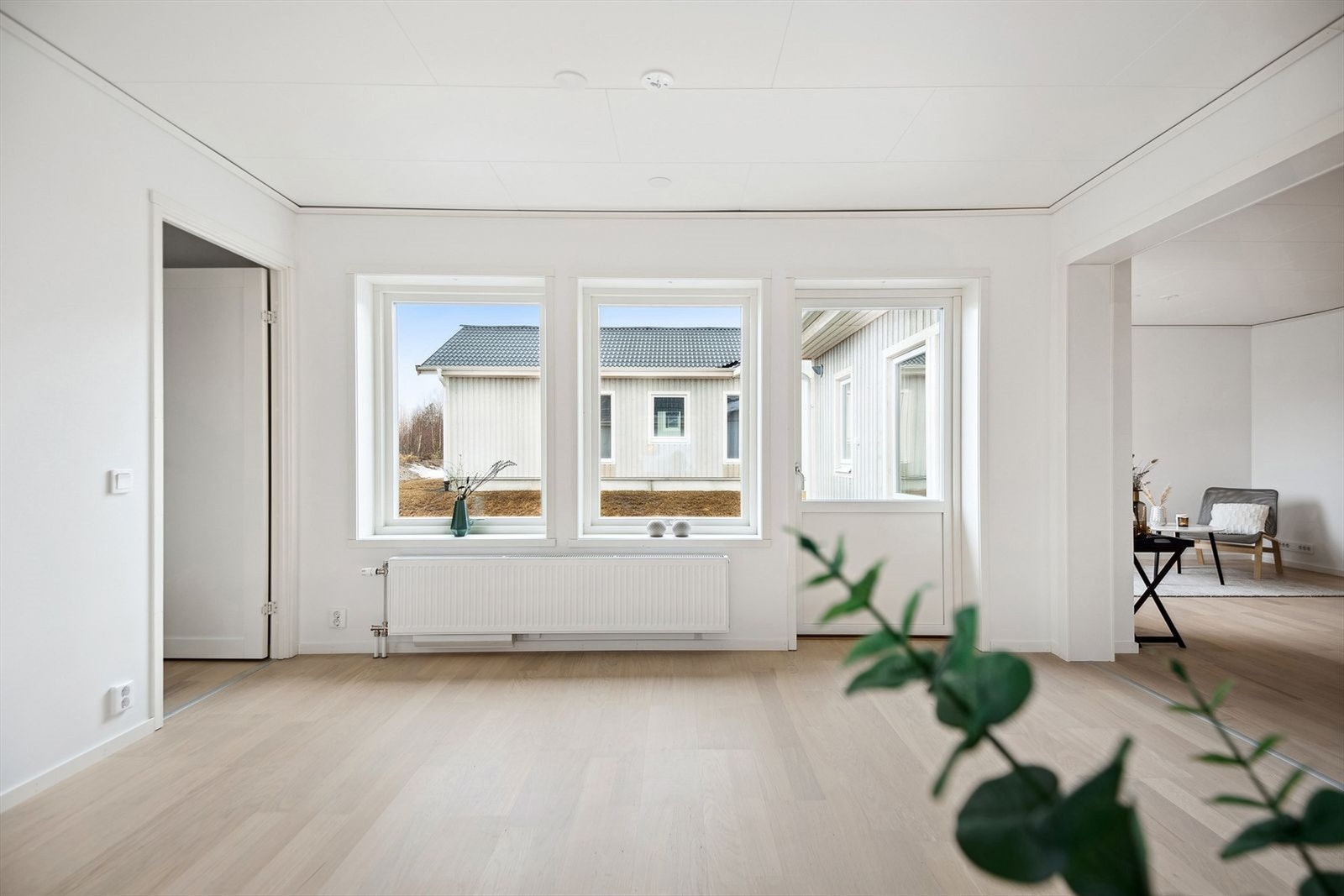 Fra stuen er det utgang til boligens uteområde. Galleribilde