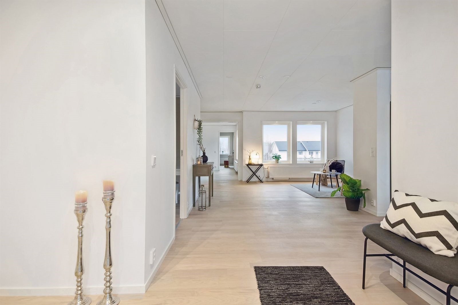 Boligens entré har en åpen løsning videre inn til stuen, dette gir en luftig og fin inngang til boligen. Her er det også mulighet for oppbevaring av yttertøy og diverse. Galleribilde