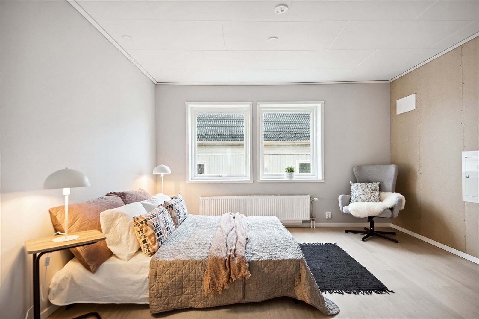 Boligen kan skimte med 3 soverom av god størrelse, her er det plass til seng og ønskelig møblement. Galleribilde