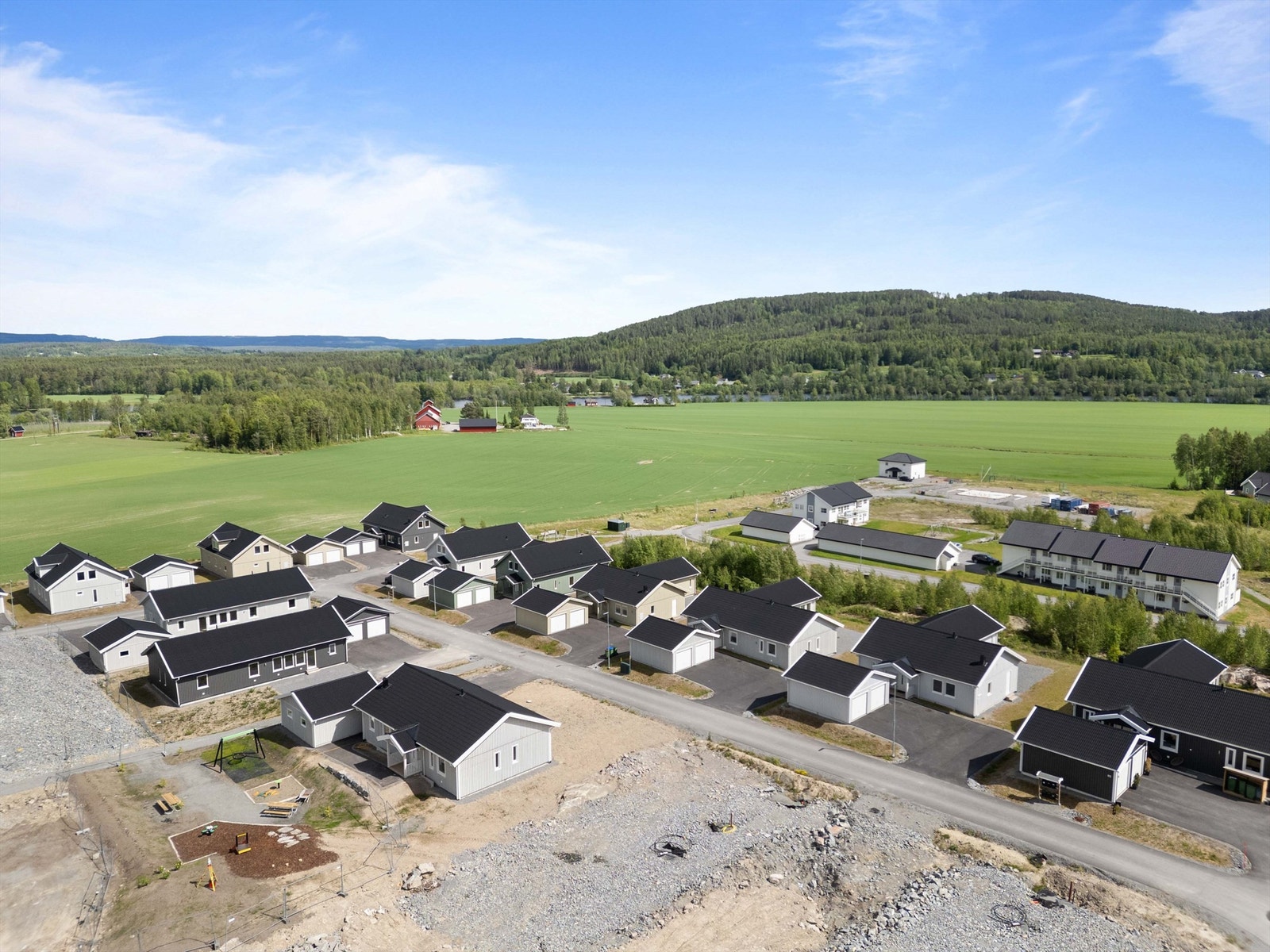 Glomma har mange flotte badestrender som er godt besøkt på sommeren, blant annet Daskerudstranda er en flott perle med både strand, svaberg og stupebrett. Galleribilde