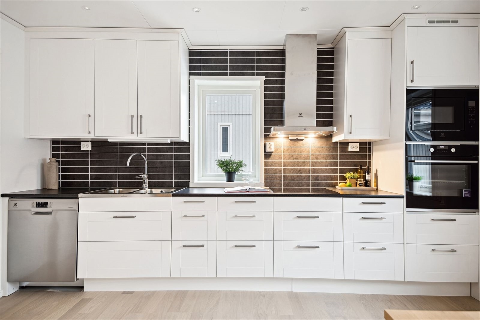 Lyse, profilerte fronter, over- og underskap og godt med benkeplass gjør matlagingen til en drøm. Galleribilde