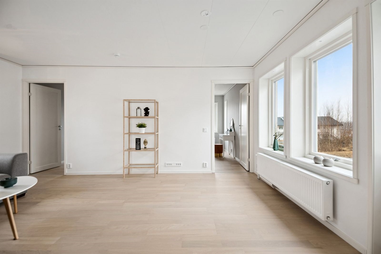 Videre innover i boligen ligger hovedstuen, her ligger det også to soverom vegg- til vegg. Galleribilde