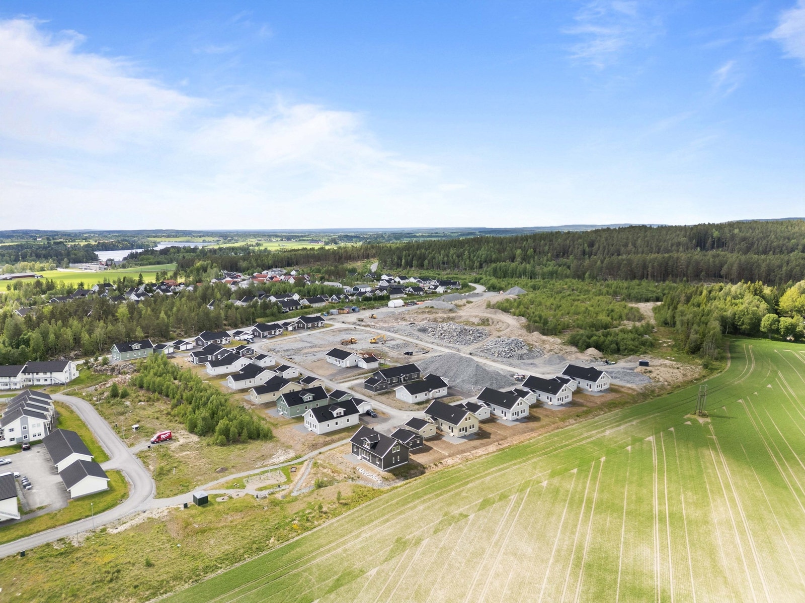 Oversiktsbilde over det nye boligfeltet Bjertnestunet. Eiendommen har umiddelbar nærhet til Glomma og alt det kan by på, meget gode tur- og rekreasjonsmuligheter, merkede stier og skogsareal i området. Galleribilde