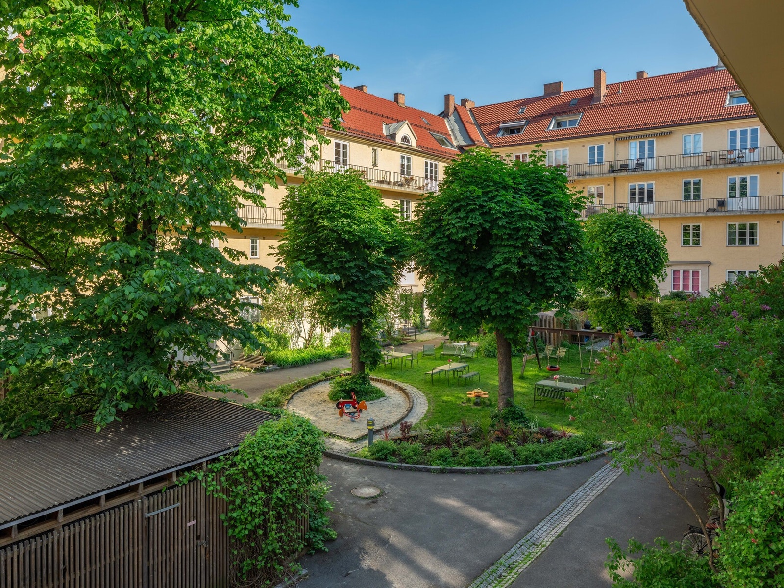 Dette er en gjennomgående og fin 2-roms, med god beliggenhet i byggets 2. etasje. Dette ligger rett utenfor stue- og kjøkkenvinduene. Bare å glede seg! Galleribilde