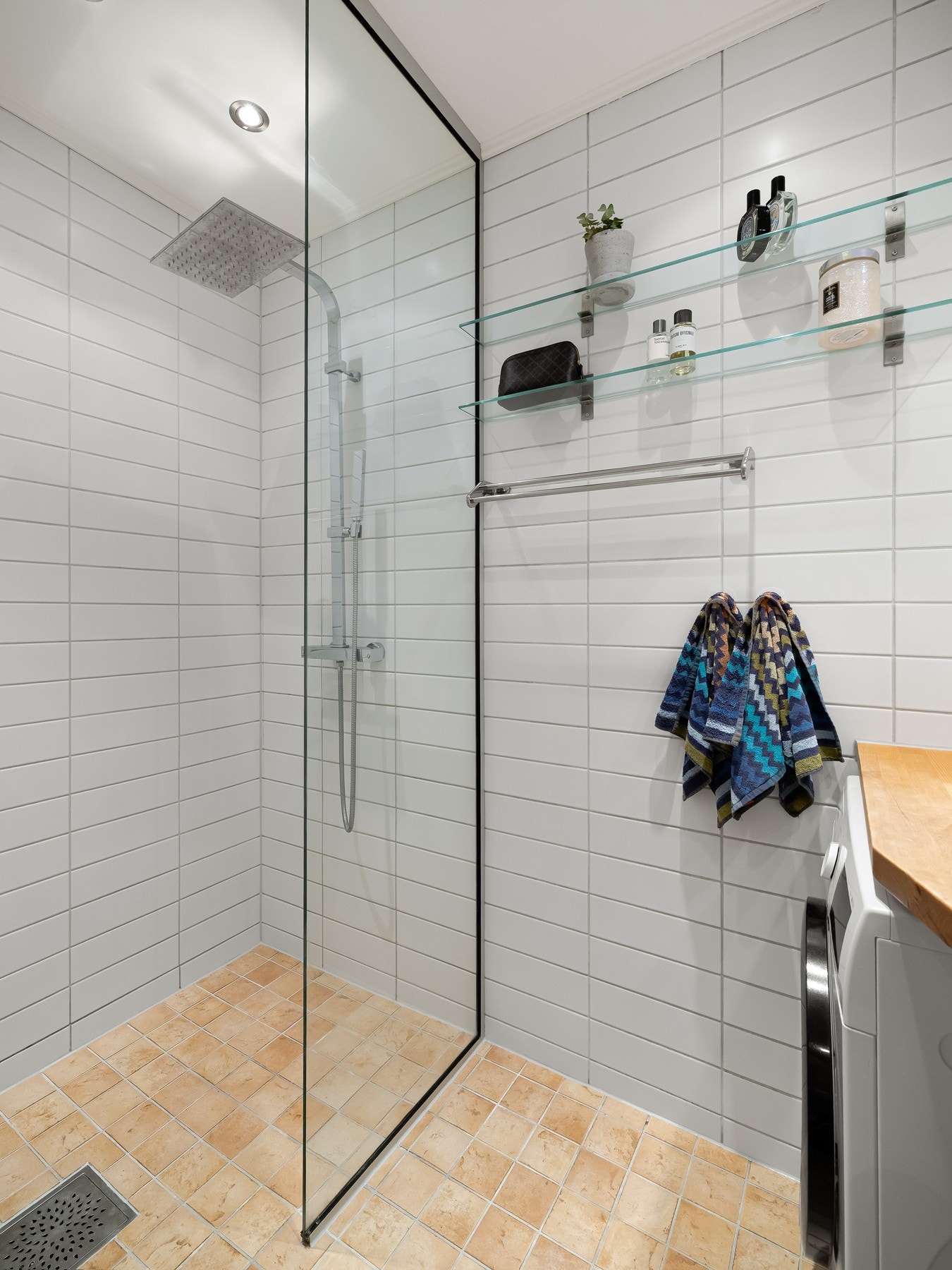 Det er innredet med vegghengt toalett, dusj i nisje (ny armatur med regnfallsdusj i 2017), servant fra 2020 og vegghengte hyller. Galleribilde