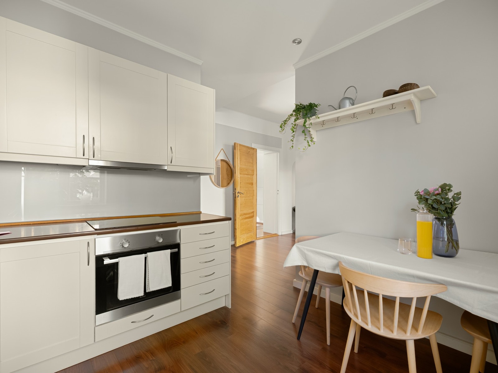 Kjøkkenet var nytt i 2011, så det holder fin standard. Hvitevarer, som oppvaskmaskin, stekeovn, koketopp og kombi kjøl/frys følger med i salget. Kjøleskapet var nytt i 2023. Galleribilde