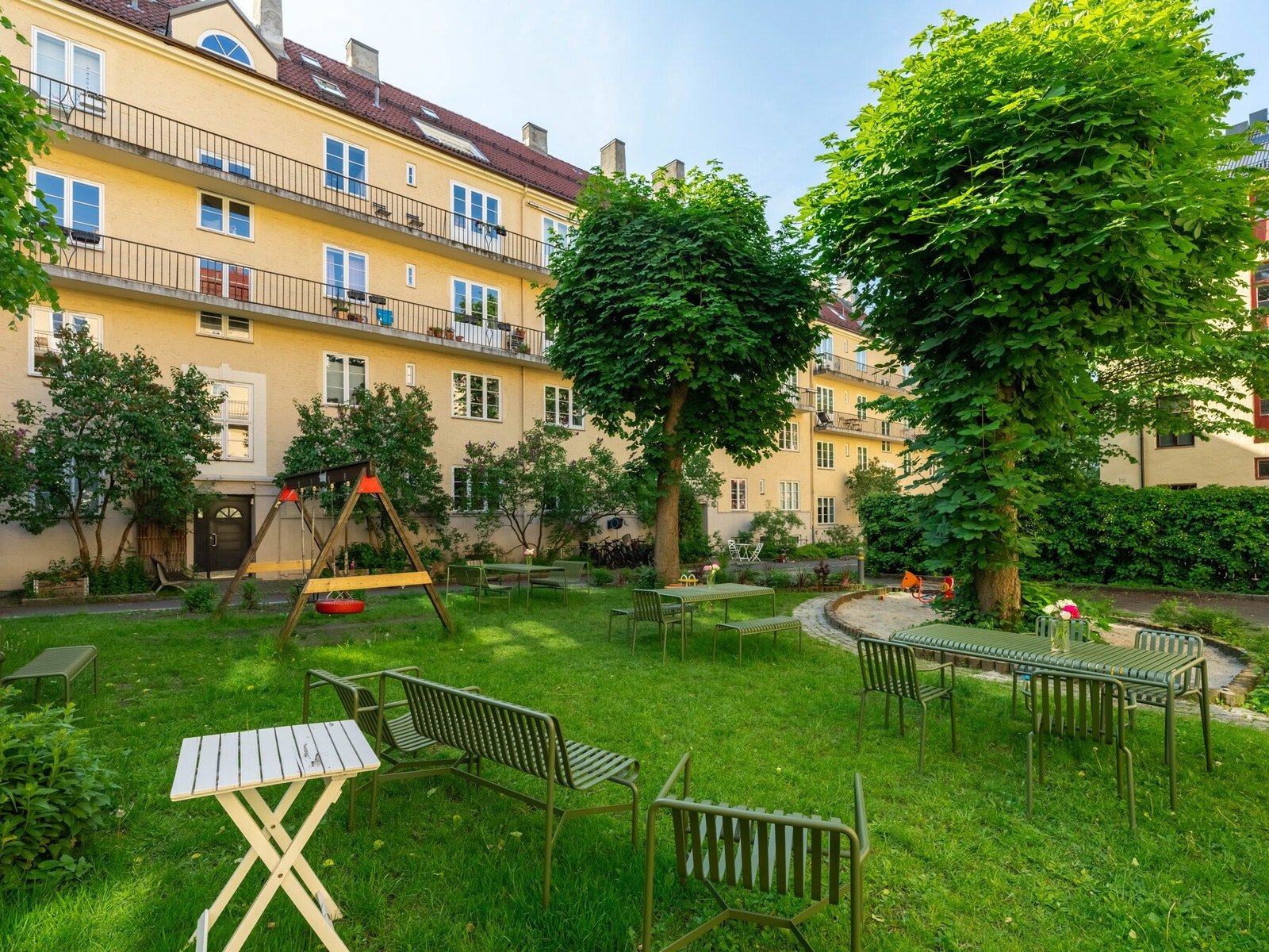 Ellers er det bra med sittegrupper for de voksne og lekestativer for de minste. Galleribilde