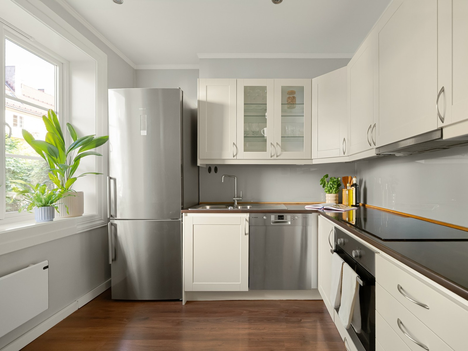 På kjøkkenet er det rikelig med skapplass i både over- og underskap, samt godt med benkeplass. Galleribilde