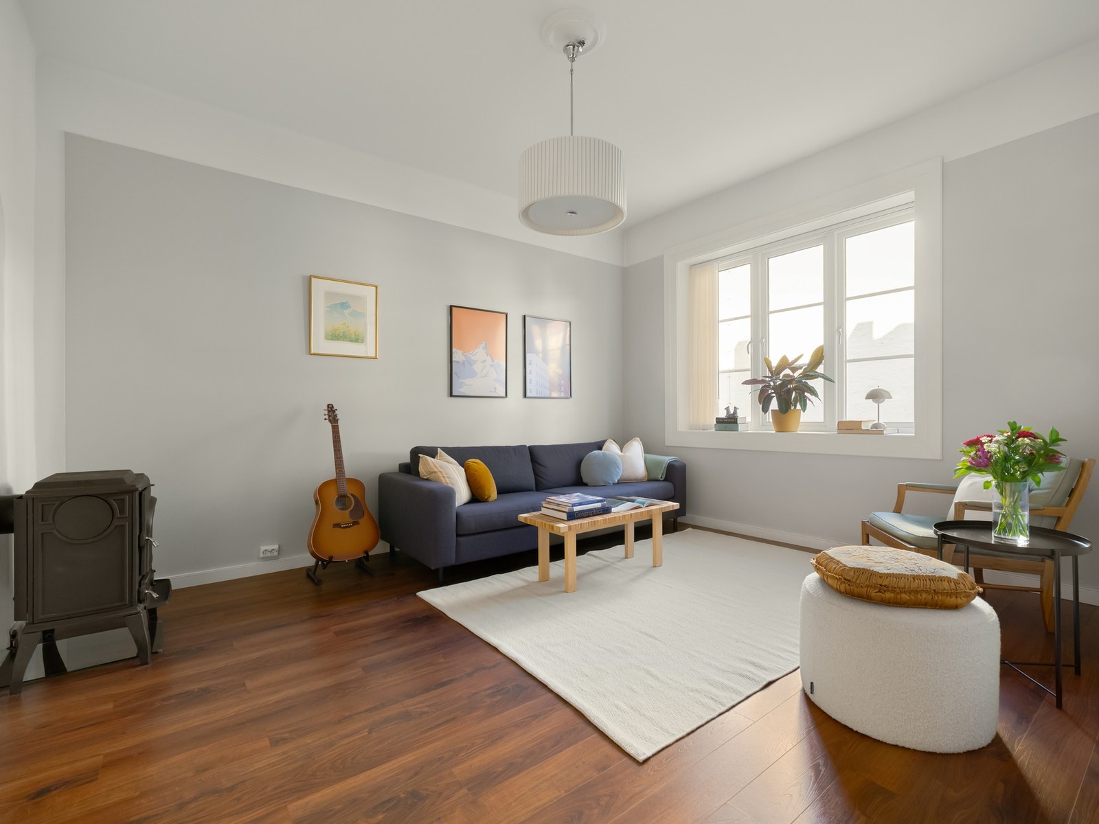 Stuen er i dag innredet med sofa og godstol, men det er også plass til skjenk eller ønsket studiobenk. Galleribilde