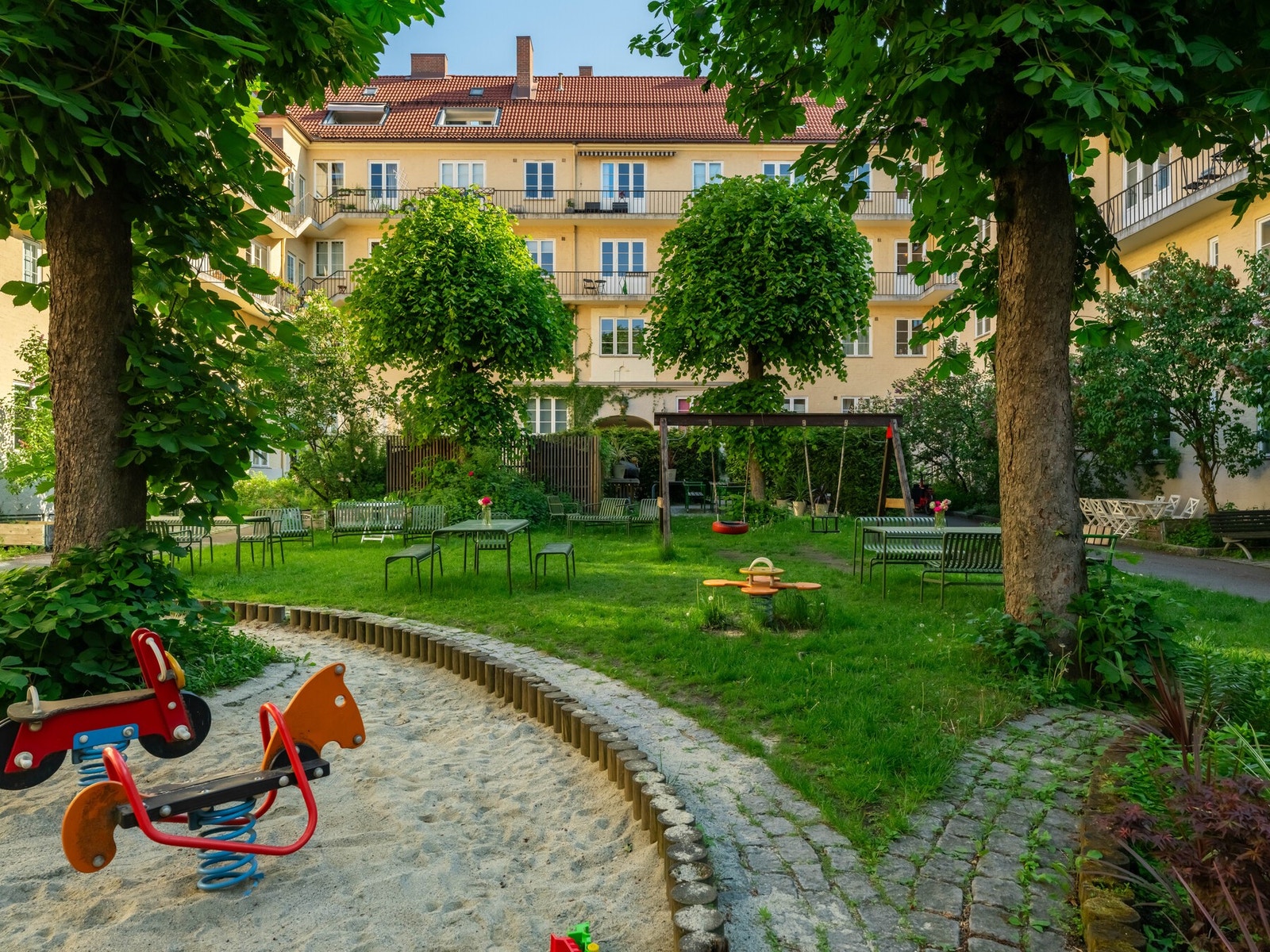 Det er rikelig med sykkel- og barnevognparkering i store, låste skur. Galleribilde