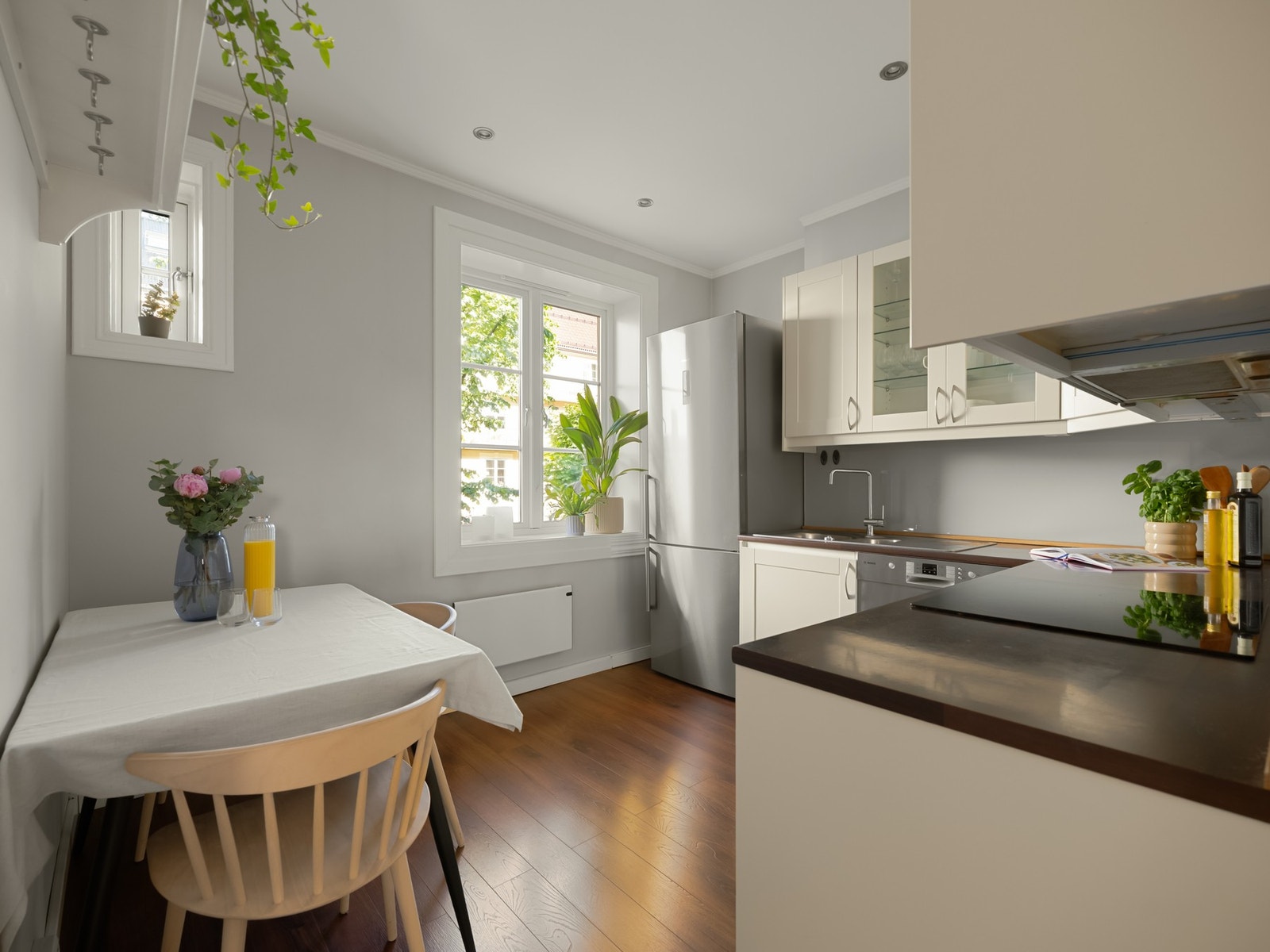 Vi ser nærmere på kjøkkenet, som både er innholdsrikt og pent. Galleribilde