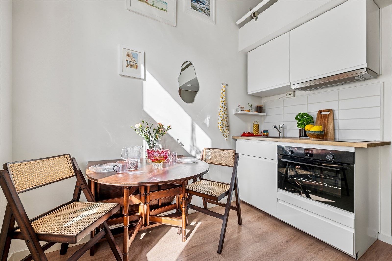 Leiligheten har en åpen stue/kjøkken løsning med plass til sofa, tv-løsning og møbler for oppbevaring. Galleribilde