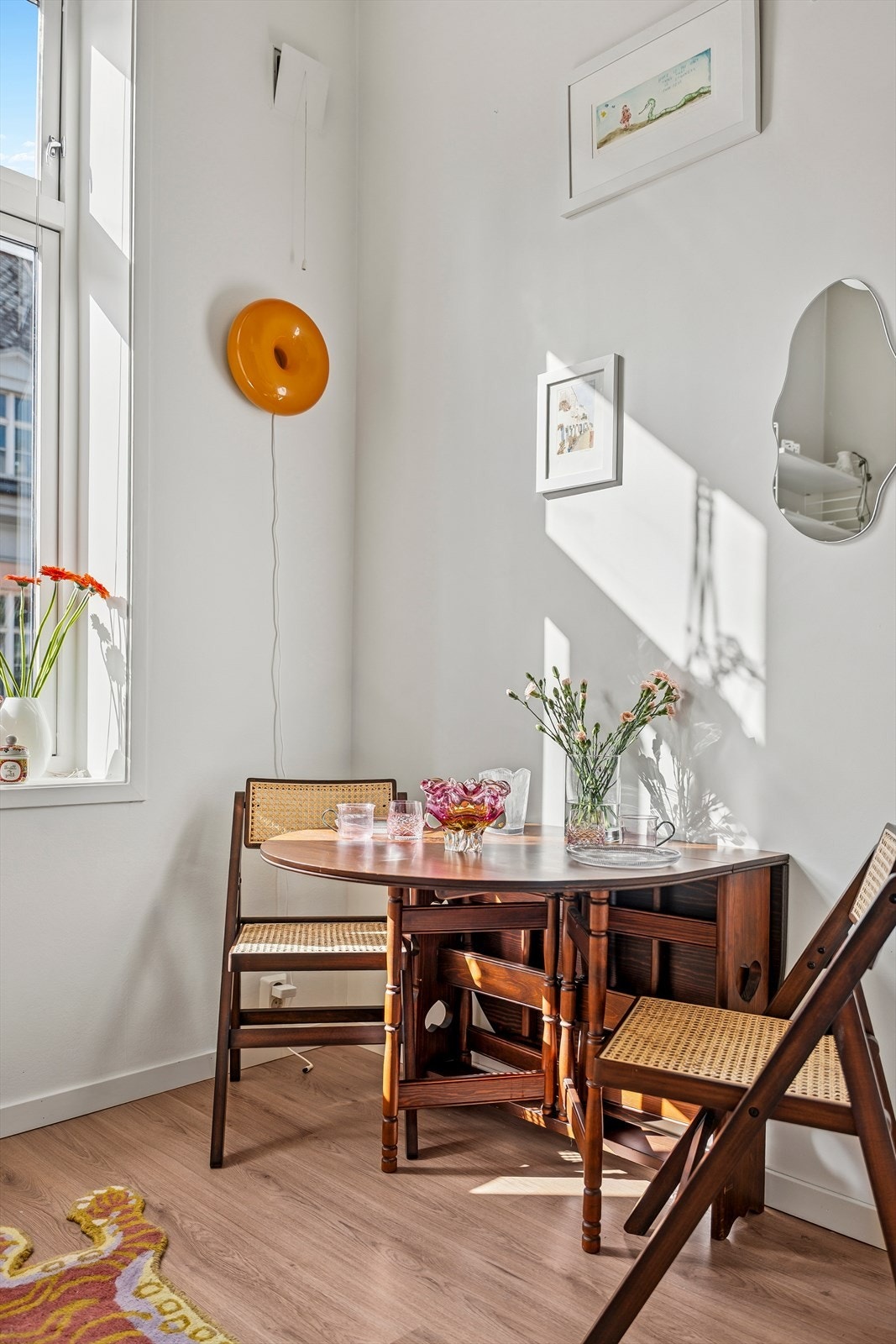 Det er også plass til en liten spisegruppe. Det medfølger en separat kjøkkenøy på hjul som kan settes inn dersom det er ønskelig med mer oppbevarings- og benkeplass. Galleribilde