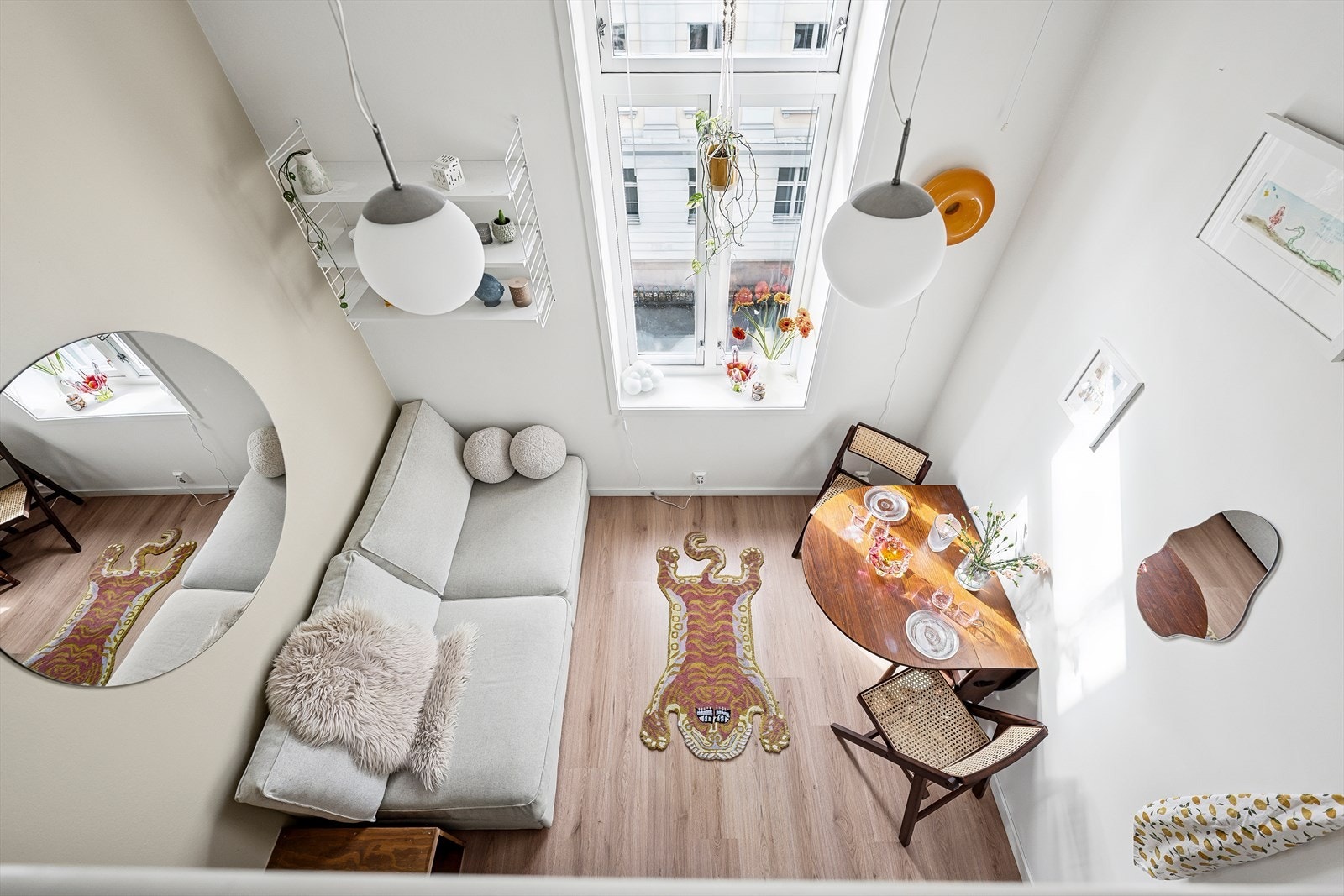 Utsikt fra hems til stue. Galleribilde