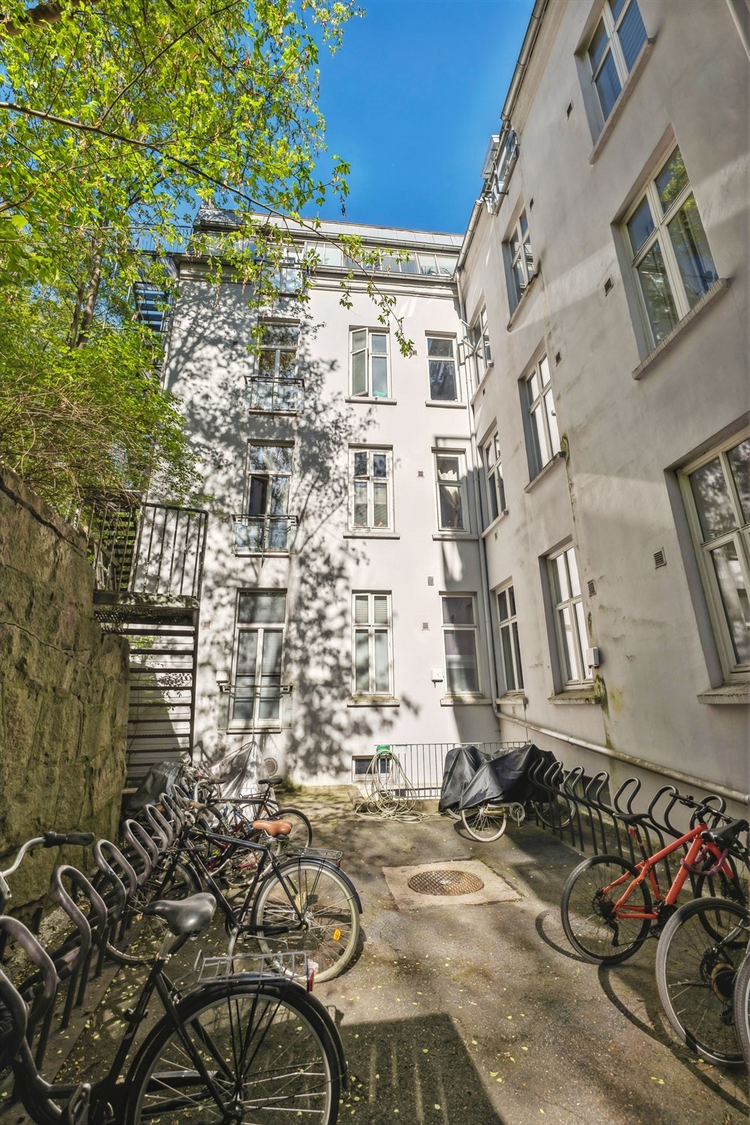 Koselig bakgård med felles sykkelparkering. Galleribilde