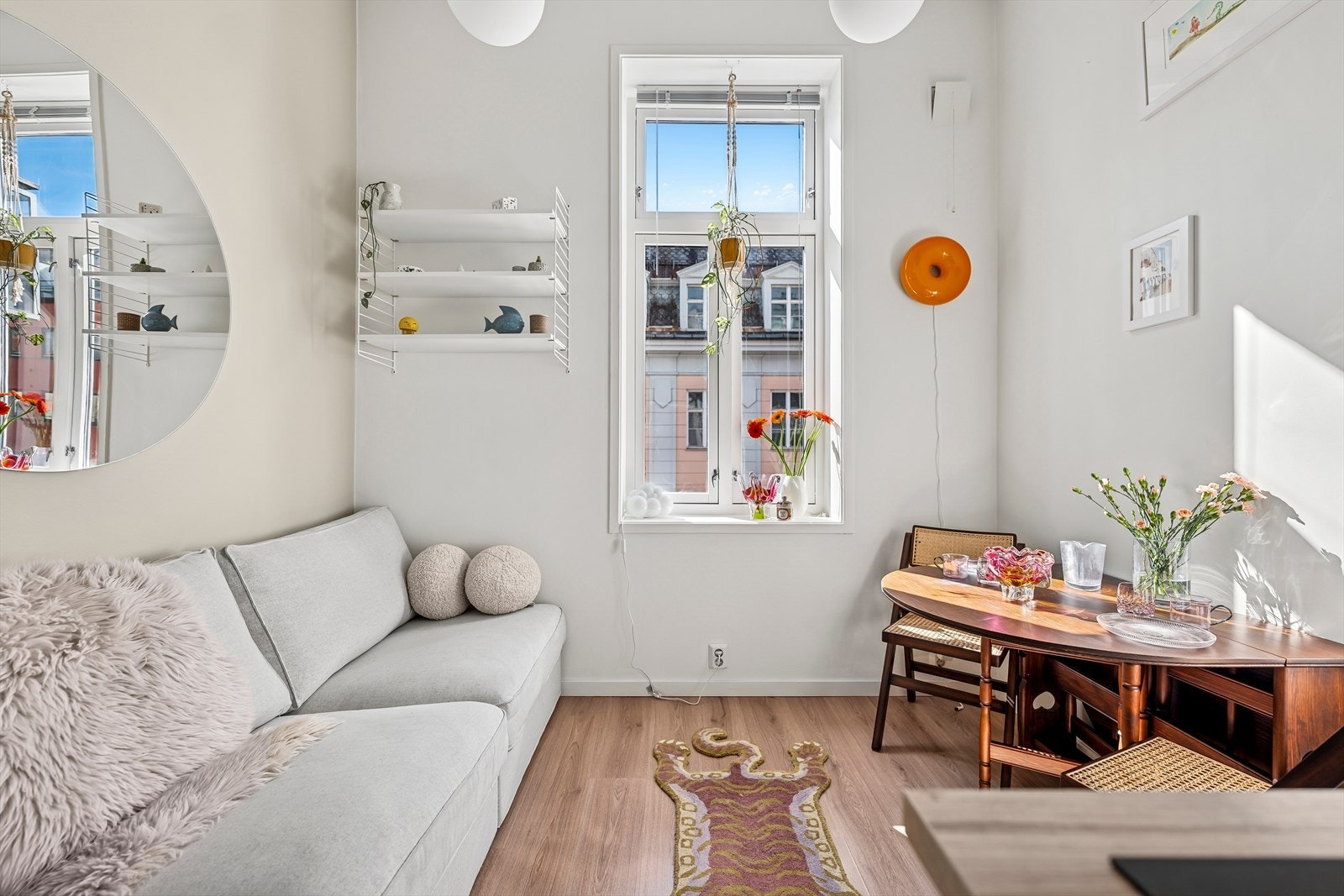 Den store vindusflaten i rommet bidrar til rikelig med naturlig lys, og kombinert med den generøse takhøyden oppleves stuen som romslig og tiltalende. Galleribilde