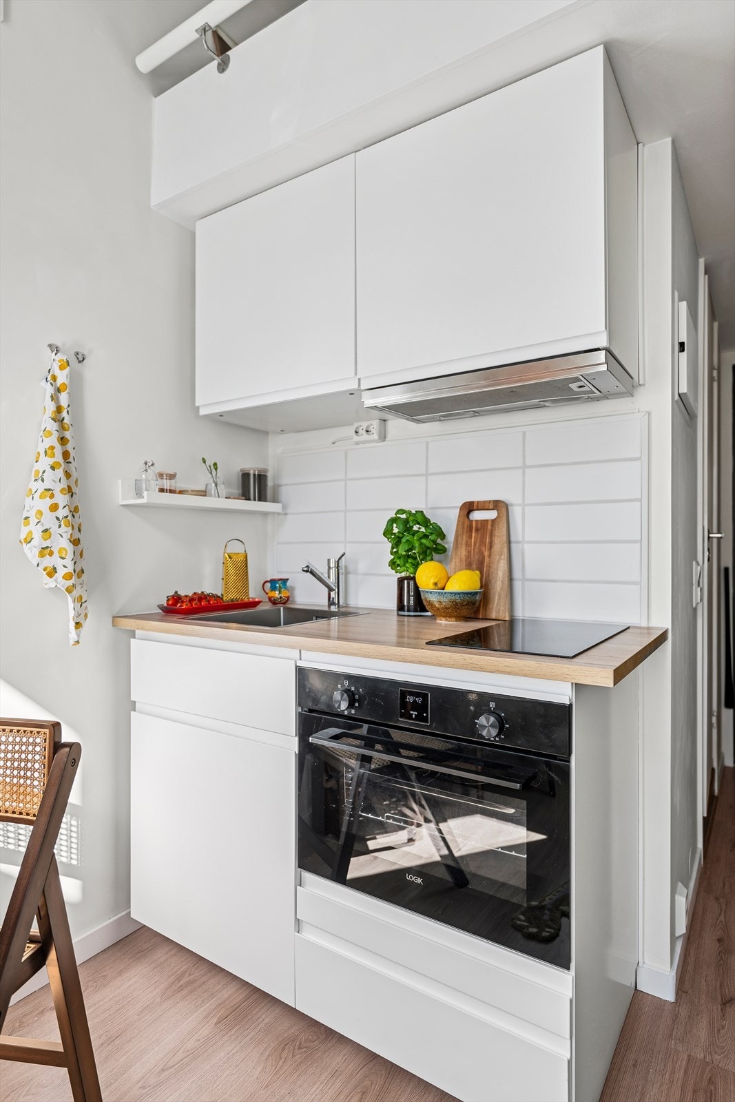 Kjøkkenet har innredning fra IKEA med glatte fronter og benkeplate av laminat. Det er utstyrt med integrerte hvitevarer som platetopp og stekeovn, og har et frittstående kjøleskap med fryseelement. Galleribilde