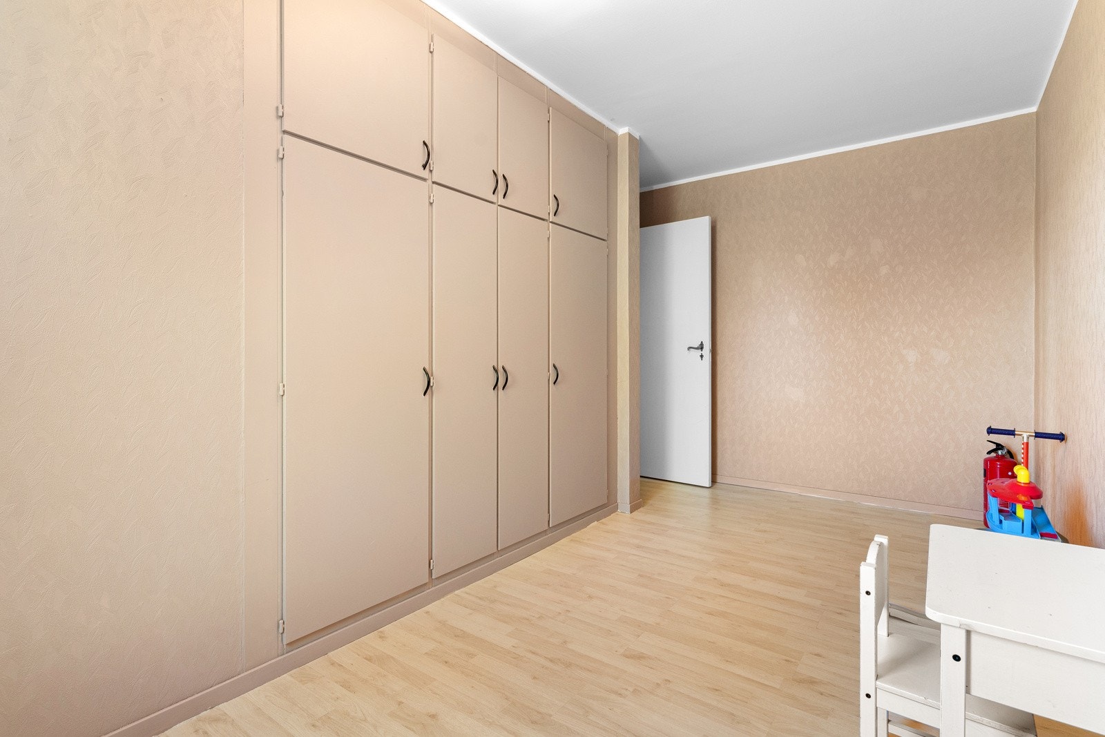 Soverommet har gode oppbevaringsmuligheter i integrert garderobe. Galleribilde
