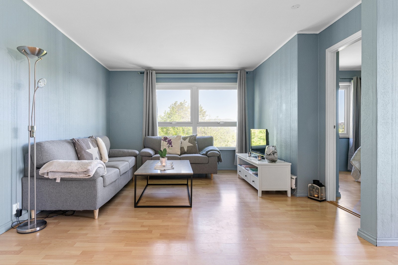 Stuen har en åpen og innbydende planløsning med god plass til både sofagruppe og spisebord, perfekt for både hverdag og sosiale sammenkomster. Galleribilde