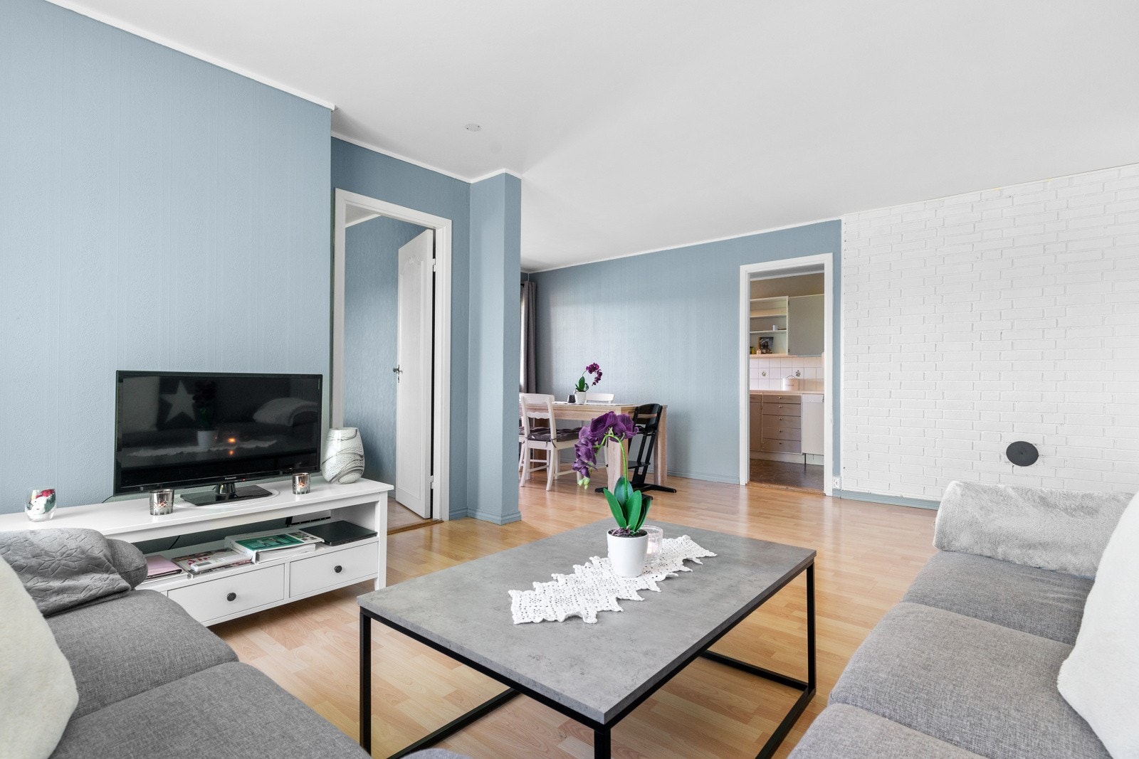 Lys og luftig stue med store vindusflater som slipper inn rikelig med naturlig dagslys og gir en flott utsikt mot grønne omgivelser. Galleribilde