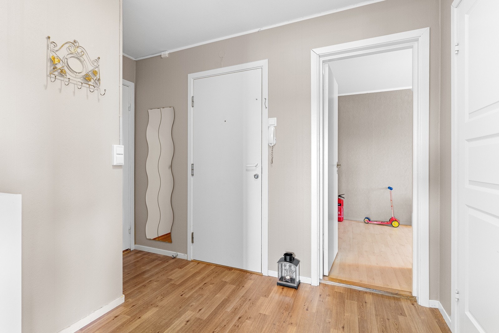 Lys og innbydende entré med god plass til både oppheng og oppbevaring. Galleribilde