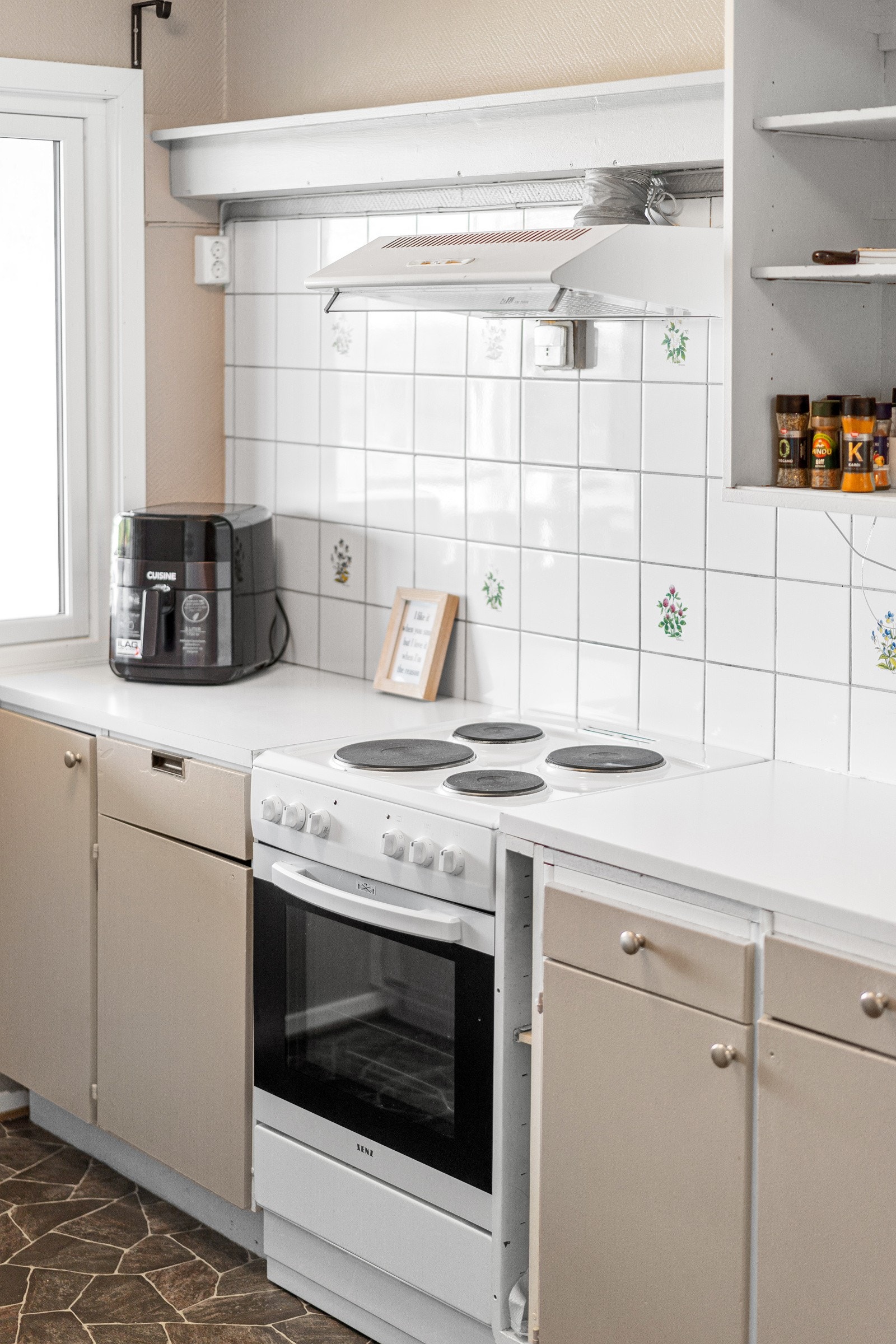 Kjøkkenet er utstyrt med komfyr, oppvaskmaskin og kjøleskap, samt kjøkkenventilator med avtrekk direkte ut. Galleribilde