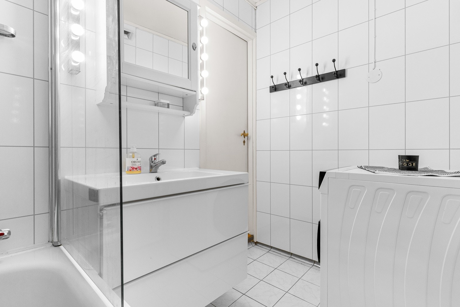 Badet er lyst og romslig med flislagt gulv og behagelige varmekabler. Galleribilde