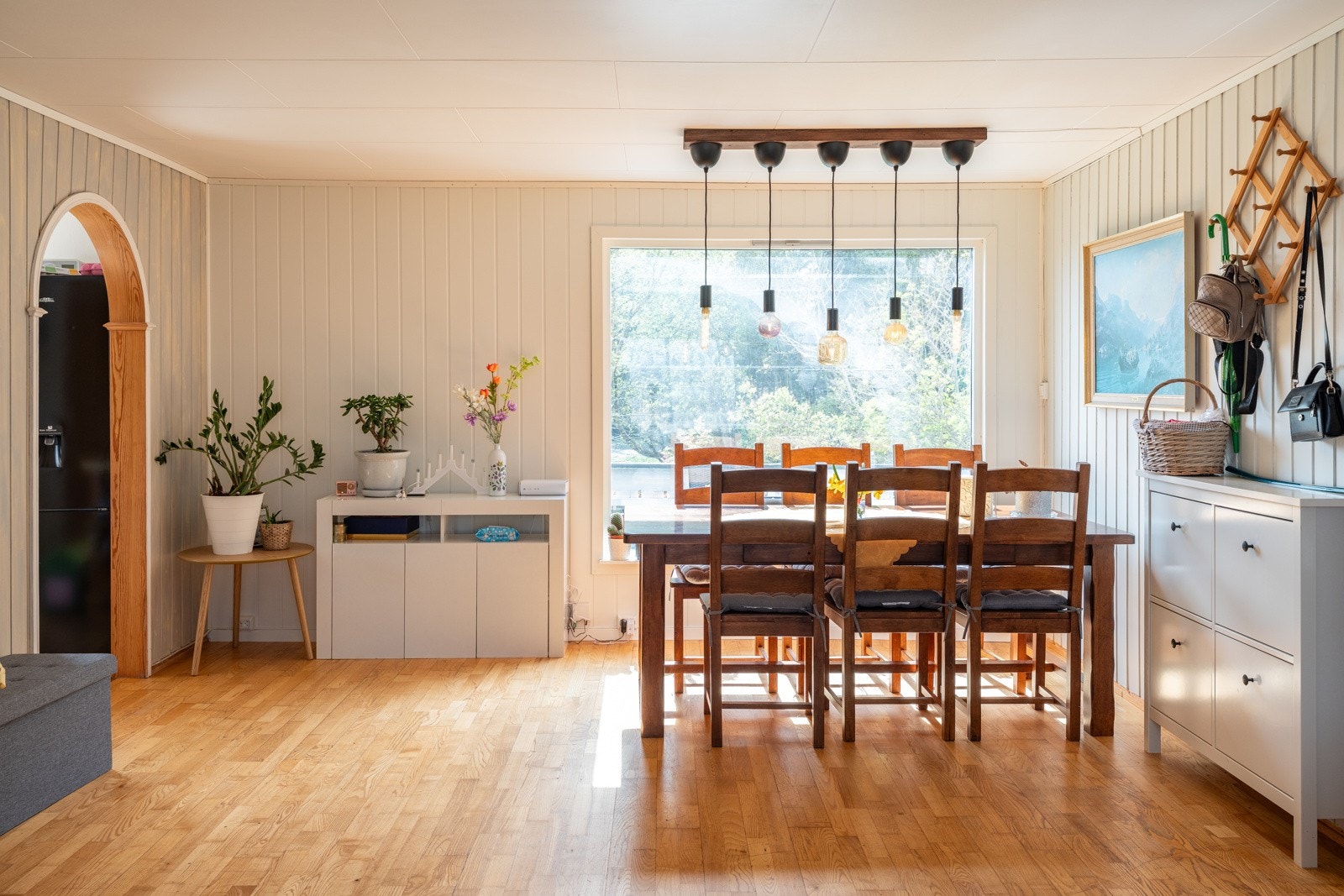 Hovedplanet inneholder åpen og romslig stue-/ kjøkkenløsning Galleribilde