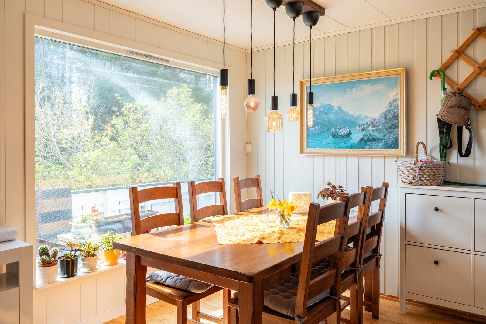 God plass til stort spisebord. Galleribilde