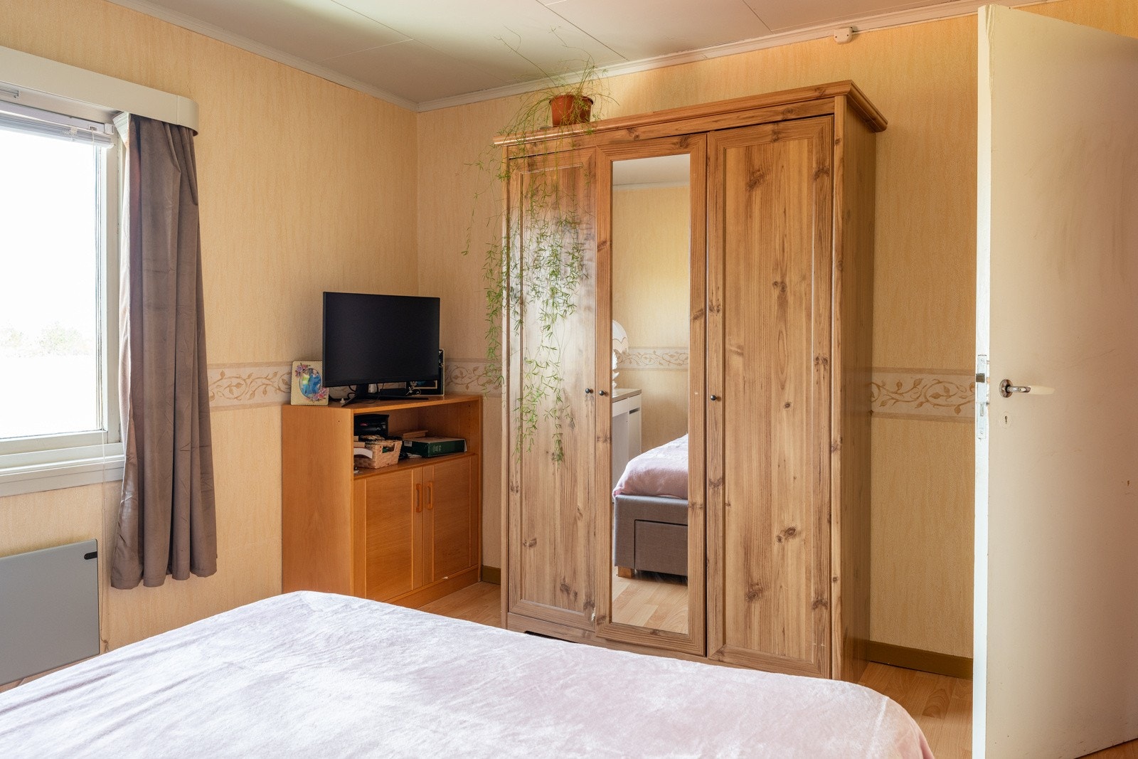 Alle soverom har plass til senger, nattbord og garderobe/klesoppbevaring. Galleribilde