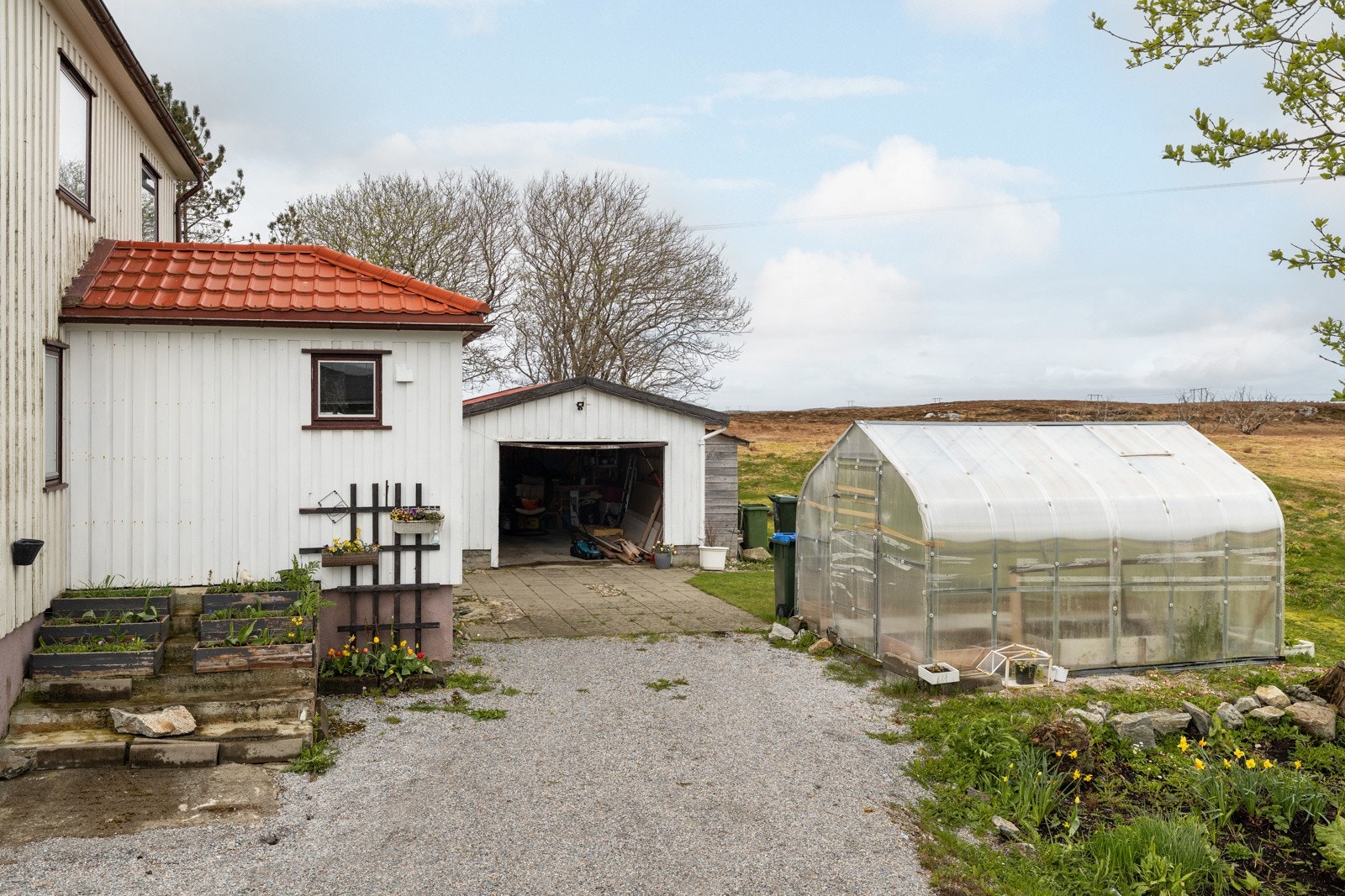 Stort drivhus i hagen. Galleribilde