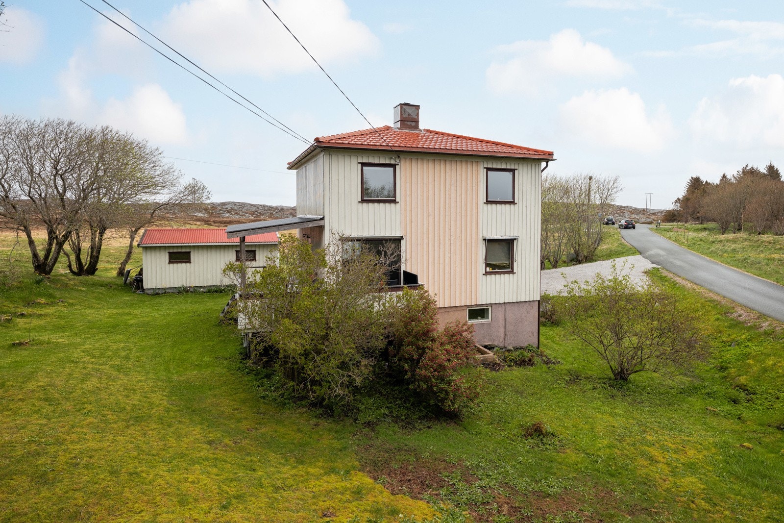 Tomten er opparbeidet med plen. Galleribilde