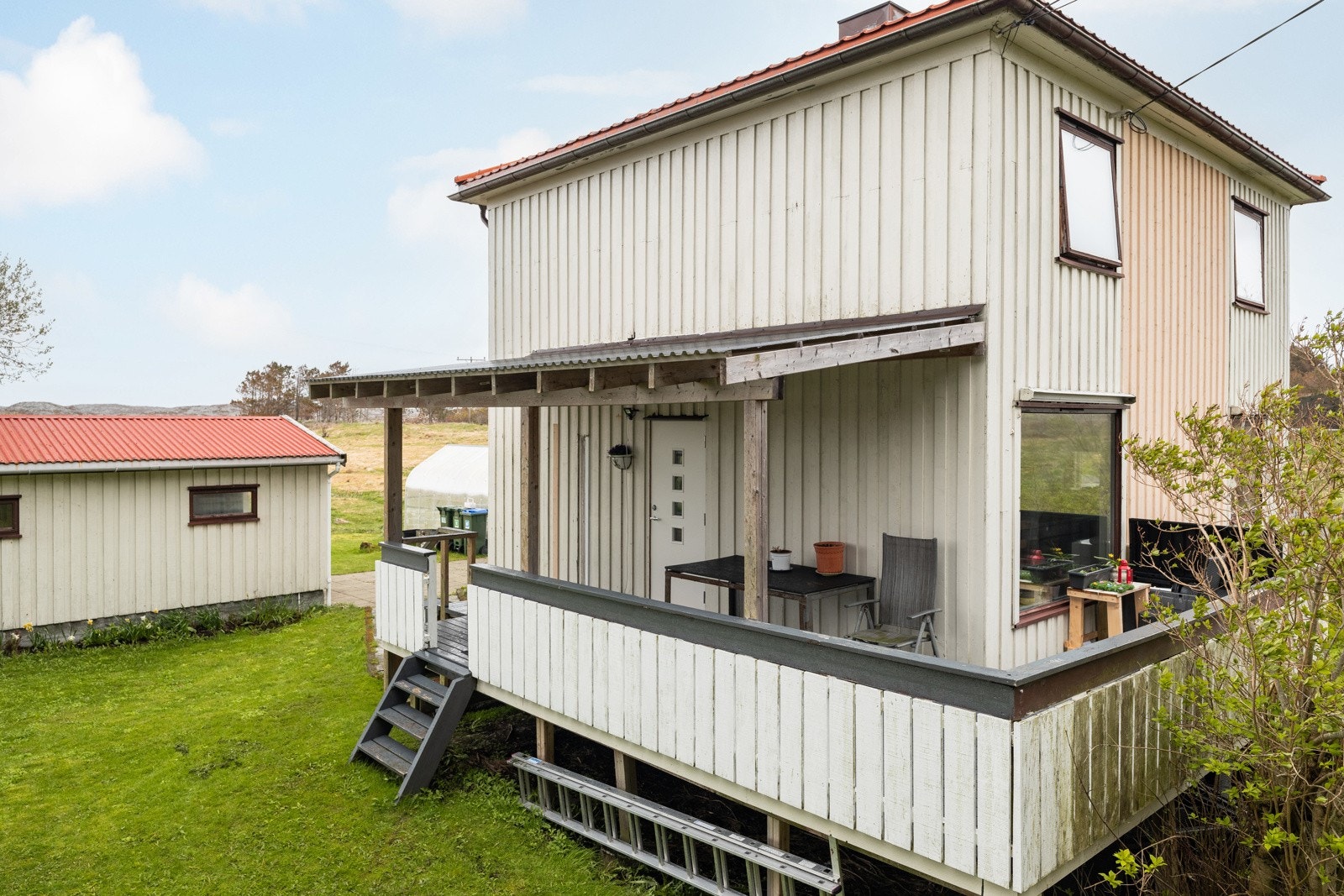 Fra stuen har man utgang til veranda med gode solforhold fra 3 sider av huset. Galleribilde