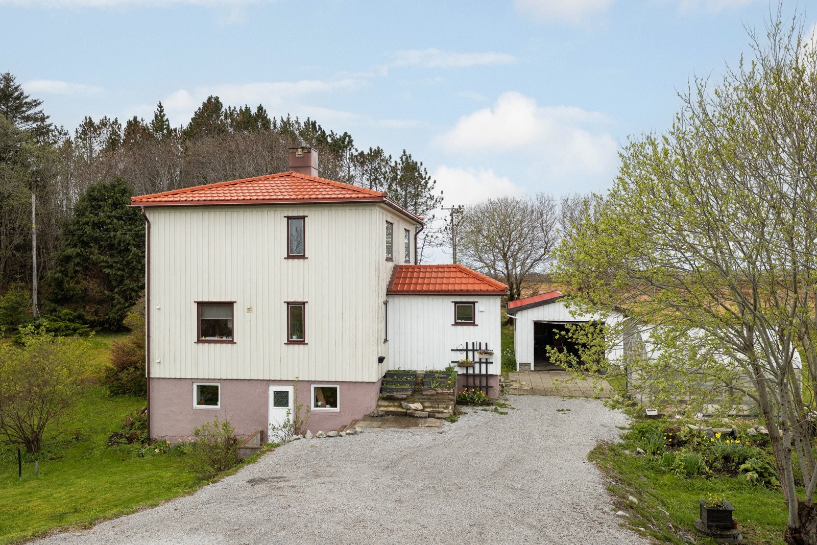 Romslig gårdsplass med tilgang på garasje. Galleribilde
