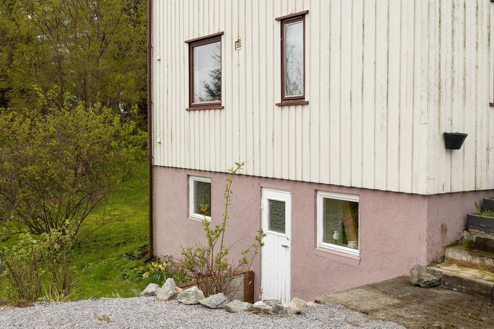 Egen inngangsdør til sokkeletasjen. Galleribilde